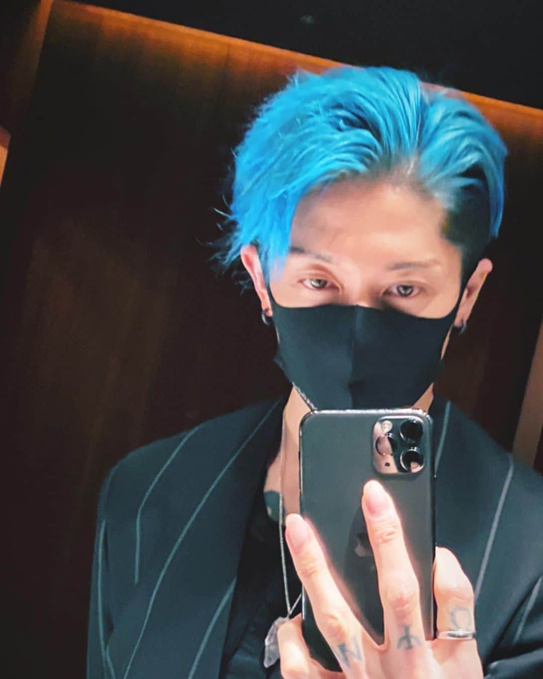 雅-MIYAVI-のインスタグラム：「Approaching to another year end. Greeting people n getting ready for the next year. How was your 2021??   クリスマスもあけて、街はすっかり年末モード。お世話になった人に会ったり、来年の準備をしたり。皆さん、２０２１年はどういう年でしたか？」