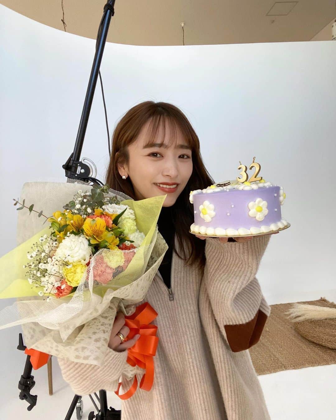 近藤千尋のインスタグラム：「へへへへ〜💐 今日でお仕事納めでした❤️ なんとなんと、またお誕生日のお祝いで ケーキとお花を頂いてしまった😭💕 最後の最後まで 本当にありがたやな一年でした💦🥲 毎年、本当にあっという間だけど 今年は特に早かったなぁ。。 来年も楽しくお仕事ができますように❣️  お仕事で関わってくださった皆様 本当にお世話になりました✨🙇‍♀️ 子供の時間と仕事のスケジュールを 調整してくださったクライアント様や スタッフさん、シッターさんや事務所の皆 のおかげで楽しくお仕事出来てます😭❤️  こんな私ですが 来年もよろしくお願いします❗️🙇‍♀️  2021年もあと４日😍 インスタもまだまだ更新しますぜ🧏🏻‍♀️  皆さんやり残した事はない〜？💕」