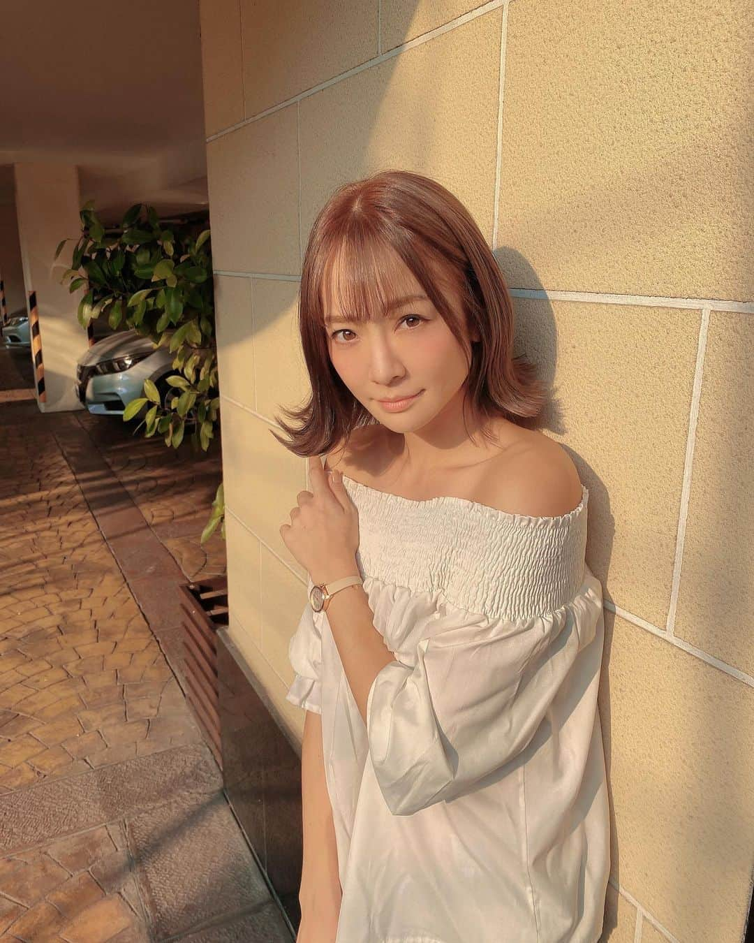 本田麻里絵のインスタグラム：「今のヘアスタイルはこんな感じ🧡  バンコクで今人気の子供と行ける託児付きの美容院に行ってみました((´∀｀))  最初はシッターさんと楽しく遊んでたんだけど、途中からぐずりまくりで美愛の初ヘアカットは断念😅 でもずっと膝の上でいい子でした🎶  iPadでYouTube見せたり、同じタイミングで来ていた他の子供とも遊べたりしてナーサリー気分❤︎  色が抜けてきた時に黄色くならないようにお願いしたんだけど、太陽の下で見ると凄く綺麗な色になった‼️ 前髪も切っちゃった✨  今はプロモーション中で10％オフ ➕ヘッドスパ　か ➕トリートメント の特典がつくのでかなりお得〜( ́•ૢ⌔•ૢ ̀)  次回はもう少し短くしてから、ロング目指して行こうかな✨  #bangkokhairsalon #バンコク生活 #バンコク子育て #バンコクライフ #バンコク美容院 #バンコクヘアサロン #ハイトーンボブ #ブリーチカラー #大人ボブ #外はねボブ #外ハネボブ #前髪ありボブ #大人ブリーチ #子連れ美容院」