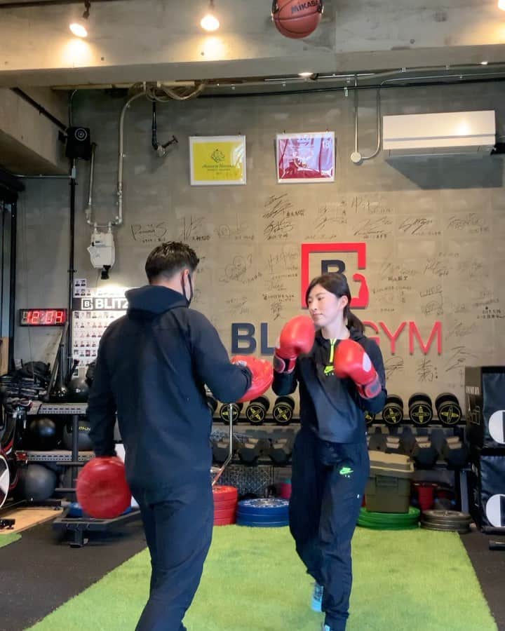 のインスタグラム：「・ トレーニングの最後にボクシング🥊 最初の頃は楽しかったけど、これ…想像以上に体力使うんです…🤮 はっきり言って大げさですわ〜ってけんごさんに言われながら頑張ってます。笑 ゴルフにもすごく良いみたいです💪 @blitzgymkengo  トレーニングだけでなく、ケアも凄腕なので助かってます🥺 最後はダウンしました🥊 ・ ・ #トレーニング中の顔って面白い（笑）」