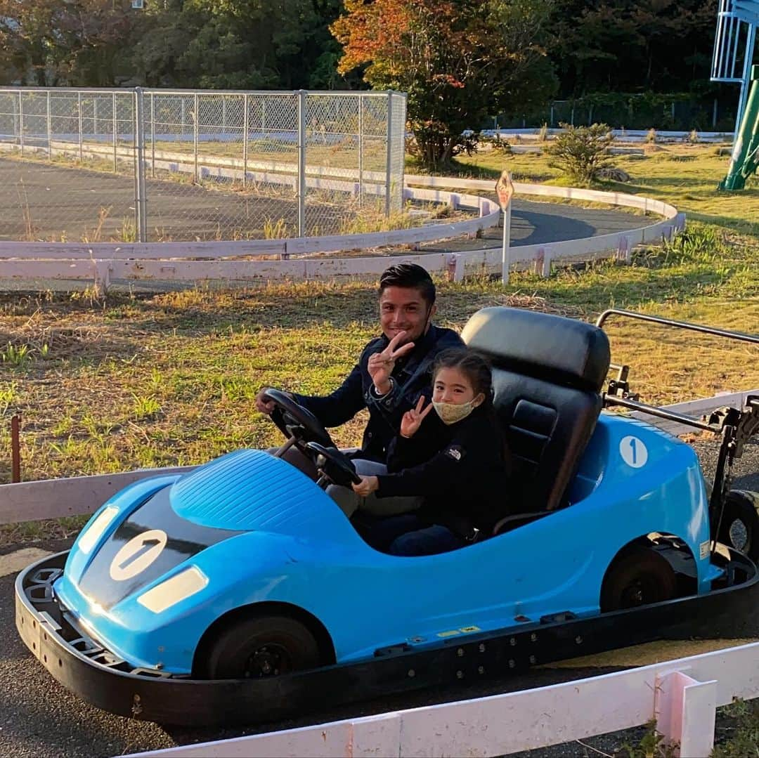 石津大介のインスタグラム：「小さい時から遊びに行ってたかしいかえん🥺 親となり、自分の子供も楽しませてくれた素敵な遊園地😊✨✨  たまたま遊びに行った日に、福岡くんの取材を受けて、それもまた思い出です😂  30日で閉園のかしいかえんありがとう🌈💜  写真は2歳～6歳☺️💜  #かしいかえん#ありがとう#子供#大人#楽しかった#思い出#福岡くん」