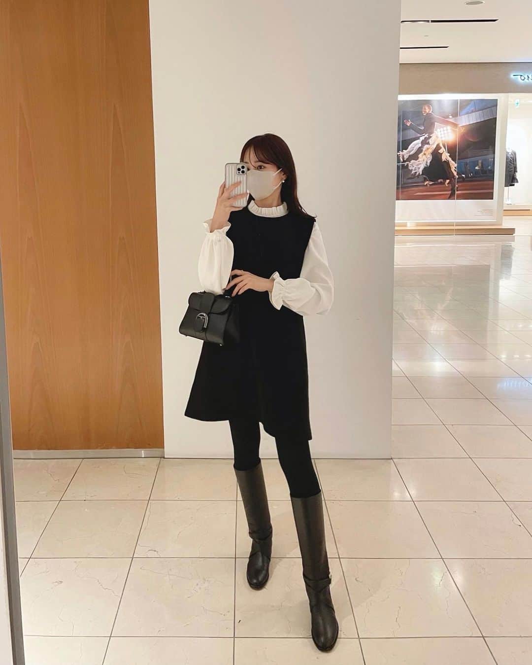 ハンナミのインスタグラム：「🤍  甘めなフリルブラウス着るときは blackでまとめるのがすき ☃️  blouse, op #eneu boots #ferragamo bag #delvaux」