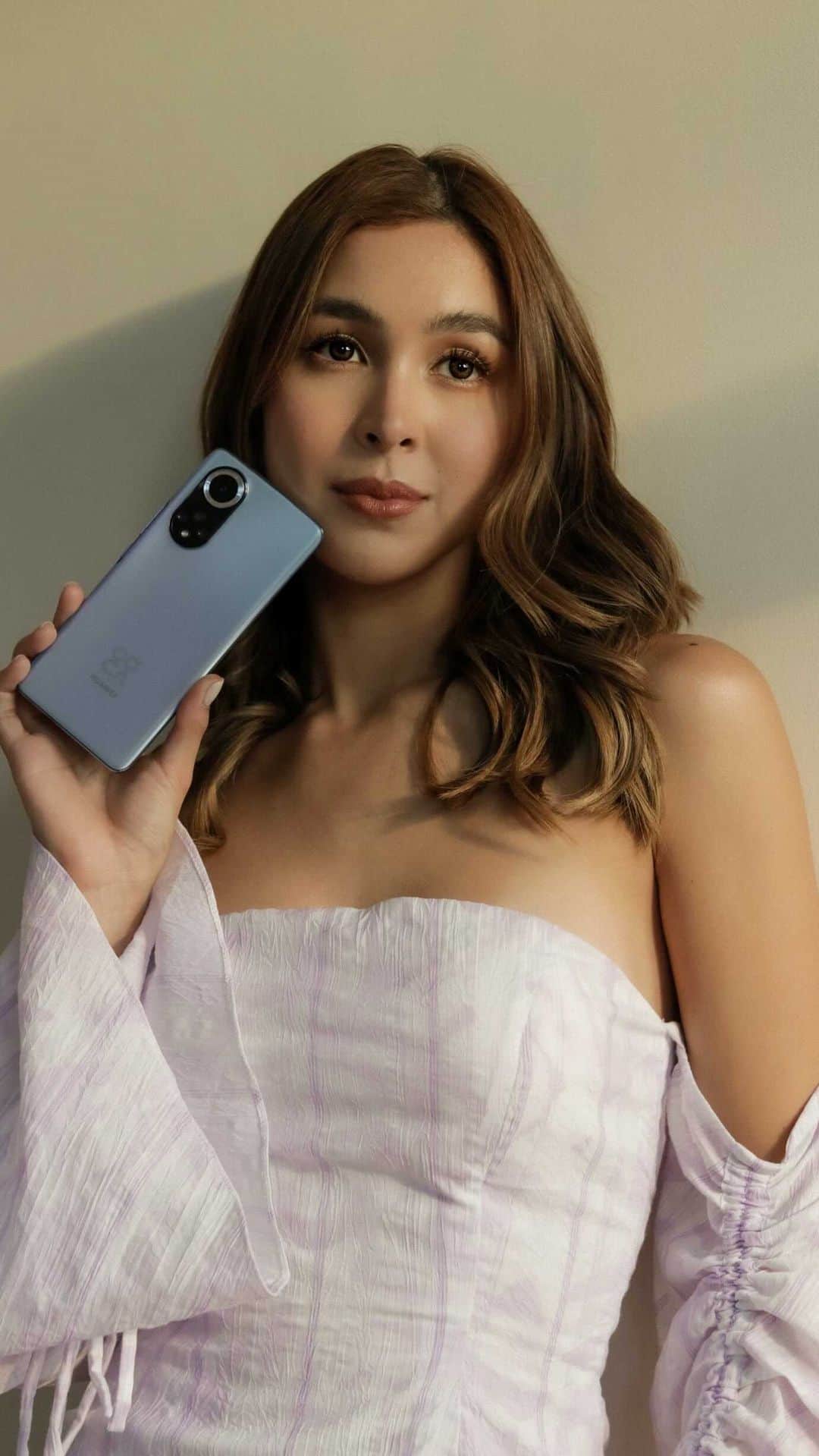 ジュリア バレットのインスタグラム：「Hang out with me as I vlog a week in my life with my @huaweimobileph nova 9’s 50MP RYYB Ultra Vision and Super Sensor Camera and 4k Selfie Video. I truly recommend this phone to everyone especially those who are fond of creating content. Just watch the video and you’ll know why!  While you’re at it, Huawei is actually having an ongoing first sale promo until Dec 30 wherein you’ll get a free freelace worth PHP3,490 when you buy the phone (PHP23,999) at Huawei Store, Lazada or Shopee. Dropping the links below if you’re interested! Advance Happy Holidays everyone! xo  https://tinyurl.com/JuliaxHWnova1stsale https://tinyurl.com/JuliaxLaznova1stsale https://tinyurl.com/JuliaxShopeenova1stsale  #Huaweinova9PH #SupernovaSuperStar #SupernovaSuperCamera」