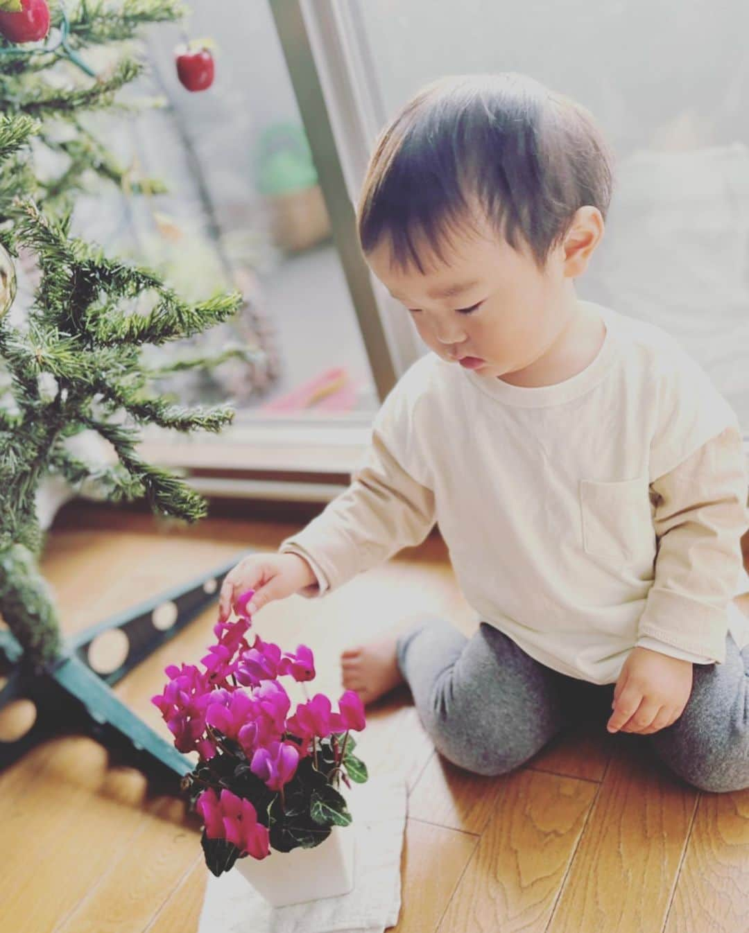 大泉和也のインスタグラム：「Merry Christmas  #merrychristmas   #present  #子供の頃は  #子供が楽しい日だと思ってた  #本当は  #親が子供の笑顔を見たい日  #ありがとう」