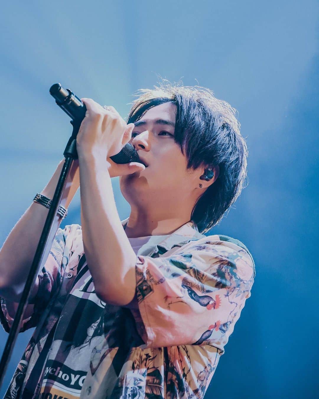 のインスタグラム：「今年の年越しも出演させていただきます。 「CDTVライブ!ライブ! 年越しスペシャル! 2021→2022」  そして、2022年1月22日から放送のTVアニメ 「リーマンズクラブ」の主題歌も決定。 Novelbright初めてのアニメ主題歌です。  さらに2月11日は新潟で2マンライブ決定。 2月18日からはNovelbrightのワンマンツアーが開始。 初めての全国ホールツアーです。 6月23日、24日は初の日本武道館ワンマン2days。  たくさん迷惑かけてしまった分 しっかり取り返せるように頑張ります。」