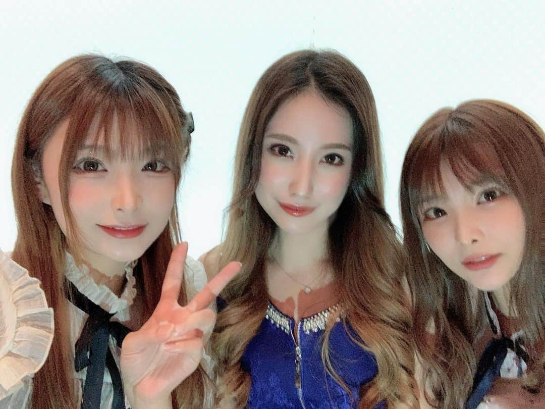 るるぴ（ららぴ ＆ るるぴ）のインスタグラム：「いおりの誕生日〜🥳👏♥️  ジェントル〜(^ω^) 皆もお祝いして😡❤️  るる♥️いおり♥️らら  #歌舞伎町 #新宿 #キャバクラ #ジェントルマンズクラブ #シャンパン」