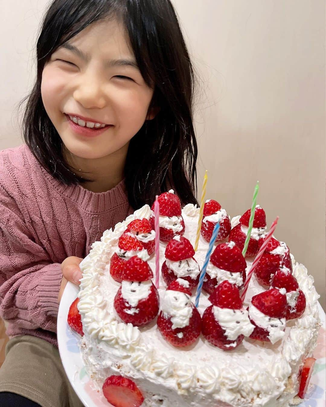 Kids Of Ninjaさんのインスタグラム写真 - (Kids Of NinjaInstagram)「今年はサンタいっぱいの クリスマスケーキでした🎄  ✼••┈┈••✼••┈┈••✼••┈┈••✼ #いちごさんた  #手作りけーき #クリスマスケーキ作り  #子供との大切な時間 #ママライフ #インスタキッズ #コドモノ #コズレ #子育て中ママ #女の子ママ #子育てあるある #7歳ママ #兄妹ママ #ママライフカメラ #親バカ部 #スマイル育児 #子どもと暮らす #子供のいる暮らし #ママリ #まますたぐらむ #kodomo #love_kodomo_japan」12月27日 21時51分 - ninjapalette