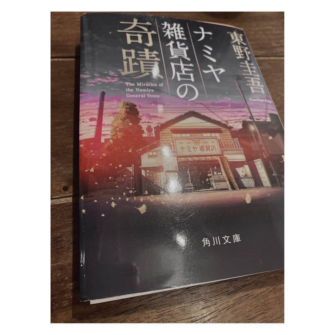 猪野広樹のインスタグラム：「ヒロステ、観劇致しました。　  「越えられない壁などない」と言わんばかりの圧倒的熱量のゴリ押し。  そして「これが俺たちだ」と訴えるような、いや浴びせるという言葉がしっくり来るほどのエネルギー。　 オープニングとエンディング、涙腺やられました。  なおき、ありがとう！ みんな、お疲れ様！  そんなこんなで今は来年、上演する「ナミヤ雑貨店」を読み込み中。  どんな作品に仕上がるのか、どんな演目が待っているのか。既に楽しみ…！  ps 親知らず抜いた。　スポッて音がした…」