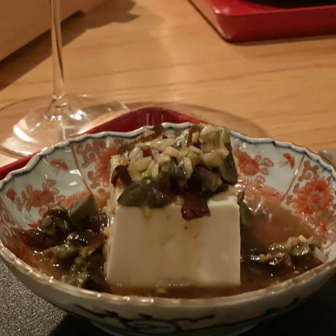 行正り香さんのインスタグラム写真 - (行正り香Instagram)「本日はクミン風味のピータン豆腐と、丸鶏、ねぎ、ほほほダケという椎茸の鍋を作りました。そしていつもながら、ワインを飲むと、料理写真を忘れてしまう。(^^)来年はがんばるぞ！#行正り香 #rikayukimasa #タッカンマリのような料理。今度インスタでライブしたい。」12月27日 22時23分 - rikayukimasa