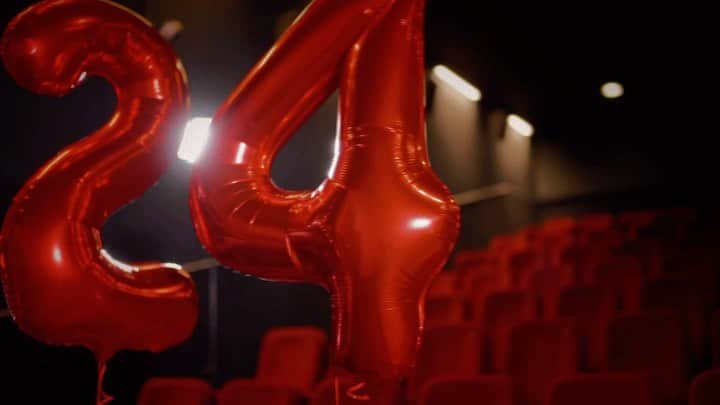 ソフィア・ミロシェヴィッチのインスタグラム：「Its hard to make a surprise for someone who does it so well!😄Im so happy he didnt realize anything! Since we love to watch movies I decided to rent the @cineplexxrs movie theater and to play a video I created for him and then a movie.😊I had the most amazing organization , big thanks to @cineplexxrs who made this special moment possible🙏🏻❤️」