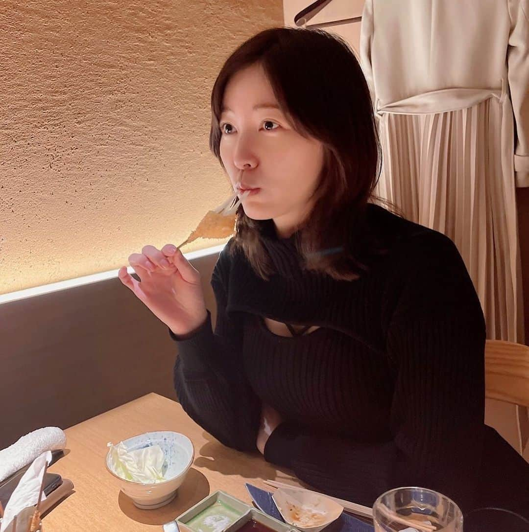 松井珠理奈のインスタグラム：「寝起きで串揚げを食べるわたし👶🏻❤️  画像と関係ないのですが…笑 2/26、3/12のお誕生日前後に東京と名古屋で初のファンミーティングを開催します🎂✨ 毎回違う内容のステージもあります🎵 JFam☆Tシャツを着てお揃い2ショットを撮りましょう🥰 ファンクラブに加入して早めにチケットをゲットしてくださいね❤️ 詳しくはこちらをチェック👇  https://fanicon.net/fancommunities/3750  #寝起き  #赤ちゃん みたい笑 #👶🏻  #チーズ  #伸びてる  #串揚げ  #大好き  #松井珠理奈  #初めての  #ファンミーティング  #25歳  #バースデー  #birthday  #みんな  #来てね  #名古屋  #東京」