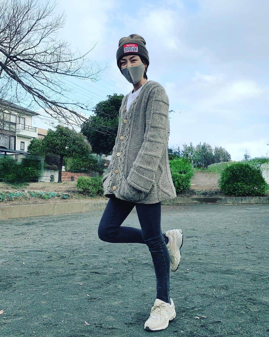 木下あゆ美のインスタグラム：「寒くったって毎日公園🥶　 我が家の子はとりあえずお外が大好き。 長男がお友達と公園でボール遊びしたり、ドロケイしたりして、成長を感じる日々です。  #寒い　 #ママも子供の頃お外が好きだったよ　 #今は家のことやりたいから家にいたいけどね」