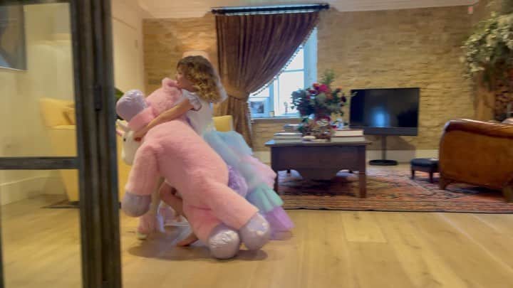 リヴ・タイラーのインスタグラム：「💗🦄💗 A Unicorn 💗🦄 💗 wearing a unicorn dress , riding on a unicorn with wheels , holding a pink unicorn tight 💗🦄💗 Lula rose 🥀 💗」