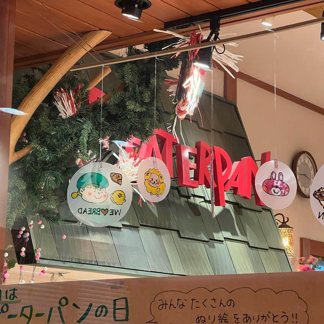 篠原梨菜さんのインスタグラム写真 - (篠原梨菜Instagram)「あつあつカレーパン、冬こそ食べたい！ #朝5時の美味time きのうは千葉県習志野市津田沼のパン屋さん　ピーターパン奏の杜店にお邪魔しました！ 12/27は、ピーターパンの日なんです🪶 今から100年以上前の1904年の12/27に、イギリスではじめて童話劇のピーターパンが上演されたそうです！ カレーパングランプリで2年連続金賞を受賞した、こくうまカレーパンをいただきました！ 1日に何度も揚げていて揚げたてを食べられるのがお店の自慢。 外はザクザク・カリッと、パンはもちもち、カレーはとろける旨味...あたたまる！ 寒い冬はカレーパンという風潮を作っていきたいおいしさでした！  今日はTHE TIME' THETIME,ともに年内最後の放送です！  #thetime_tbs  #津田沼グルメ  #パン屋さん  #ピーターパン #カレーパン #あつあつ #美味い #ピーターパンの日 #tbs #tbsアナウンサー #篠原梨菜」12月28日 2時02分 - shinorinatbs