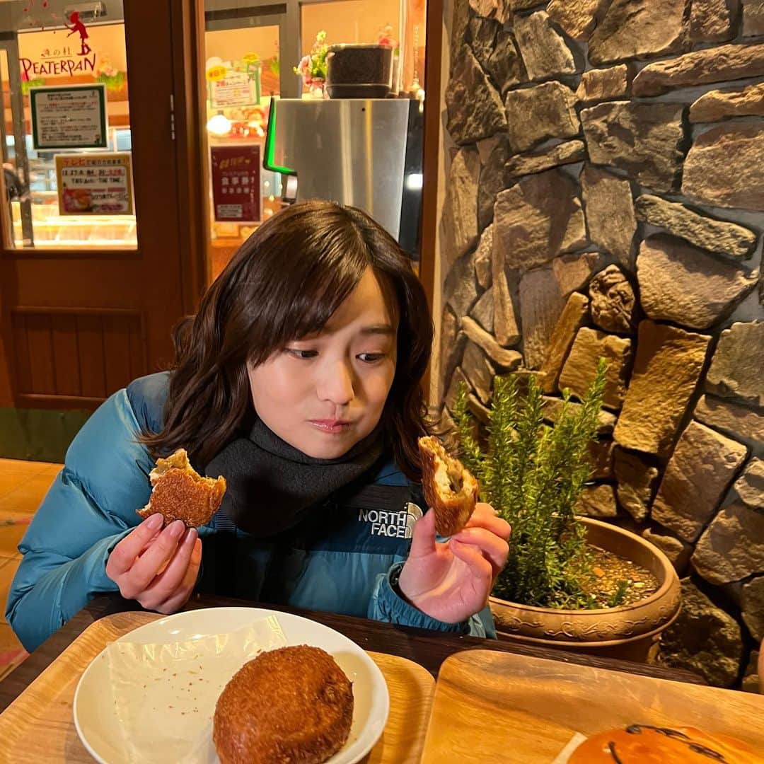 篠原梨菜さんのインスタグラム写真 - (篠原梨菜Instagram)「あつあつカレーパン、冬こそ食べたい！ #朝5時の美味time きのうは千葉県習志野市津田沼のパン屋さん　ピーターパン奏の杜店にお邪魔しました！ 12/27は、ピーターパンの日なんです🪶 今から100年以上前の1904年の12/27に、イギリスではじめて童話劇のピーターパンが上演されたそうです！ カレーパングランプリで2年連続金賞を受賞した、こくうまカレーパンをいただきました！ 1日に何度も揚げていて揚げたてを食べられるのがお店の自慢。 外はザクザク・カリッと、パンはもちもち、カレーはとろける旨味...あたたまる！ 寒い冬はカレーパンという風潮を作っていきたいおいしさでした！  今日はTHE TIME' THETIME,ともに年内最後の放送です！  #thetime_tbs  #津田沼グルメ  #パン屋さん  #ピーターパン #カレーパン #あつあつ #美味い #ピーターパンの日 #tbs #tbsアナウンサー #篠原梨菜」12月28日 2時02分 - shinorinatbs