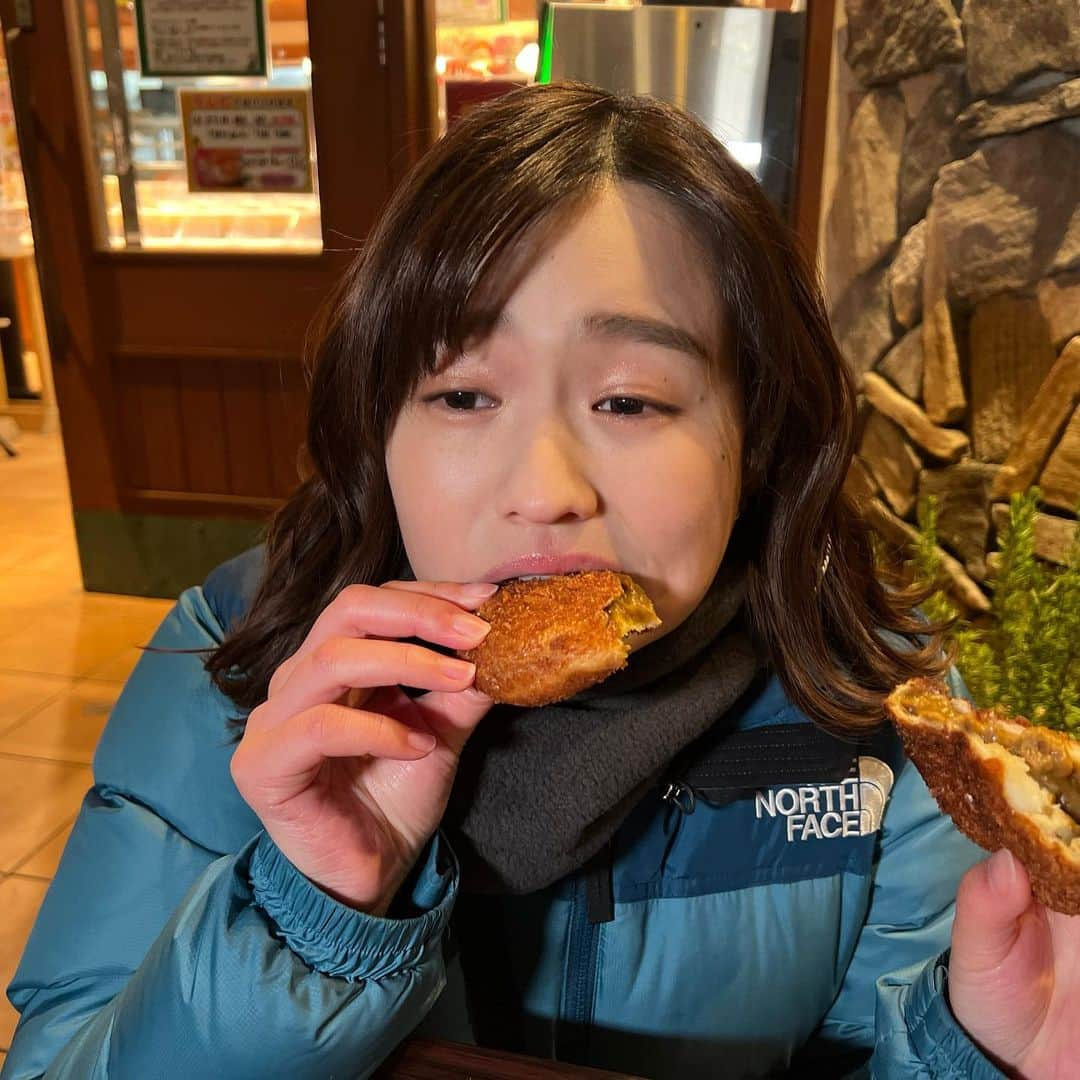 篠原梨菜さんのインスタグラム写真 - (篠原梨菜Instagram)「あつあつカレーパン、冬こそ食べたい！ #朝5時の美味time きのうは千葉県習志野市津田沼のパン屋さん　ピーターパン奏の杜店にお邪魔しました！ 12/27は、ピーターパンの日なんです🪶 今から100年以上前の1904年の12/27に、イギリスではじめて童話劇のピーターパンが上演されたそうです！ カレーパングランプリで2年連続金賞を受賞した、こくうまカレーパンをいただきました！ 1日に何度も揚げていて揚げたてを食べられるのがお店の自慢。 外はザクザク・カリッと、パンはもちもち、カレーはとろける旨味...あたたまる！ 寒い冬はカレーパンという風潮を作っていきたいおいしさでした！  今日はTHE TIME' THETIME,ともに年内最後の放送です！  #thetime_tbs  #津田沼グルメ  #パン屋さん  #ピーターパン #カレーパン #あつあつ #美味い #ピーターパンの日 #tbs #tbsアナウンサー #篠原梨菜」12月28日 2時02分 - shinorinatbs