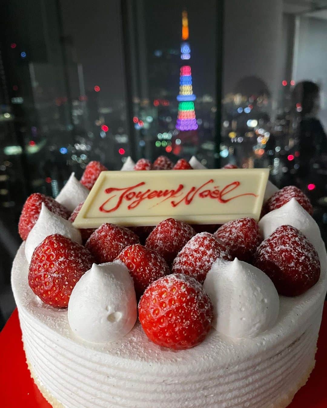 橋本志穂さんのインスタグラム写真 - (橋本志穂Instagram)「もうちょっとクリスマスを振り返りたい イブの夜、希少なオークラのケーキ🎂をいただきました❣️ 美食家のひとみちゃんが、コロナ禍で打ち上げや忘年会もできないからか、、、 たくさんお料理も準備してくれて 社長室でいただいてから 仕事に臨めました〜 スタッフの皆様に感謝の夜でした」12月28日 2時13分 - shihohashimoto3