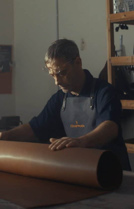 ジョンチャップマンのインスタグラム：「There's a workshop in the north where team of craftsmen and craftswomen are working all hours to produce luxury gifts for the festive season... 🎁🎄  Chapman bags - Handmade in Carlisle since 1984.   #ChapmanMade #santasworkshop #giftideas #luxurybags #luxurytravel」
