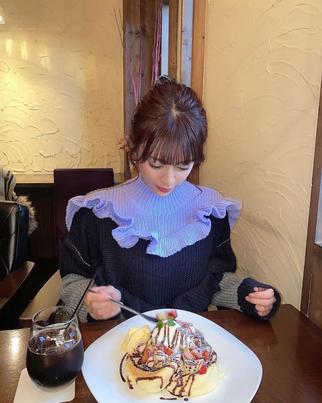 新部宏美さんのインスタグラム写真 - (新部宏美Instagram)「紫陽花みたいなセーターは @lucepopo_official でゲット💠 * フリルデザインに最近ハマってるの💓華奢に見えるし柔らかい印象になるから好き🥰」12月13日 19時18分 - piromin_1202