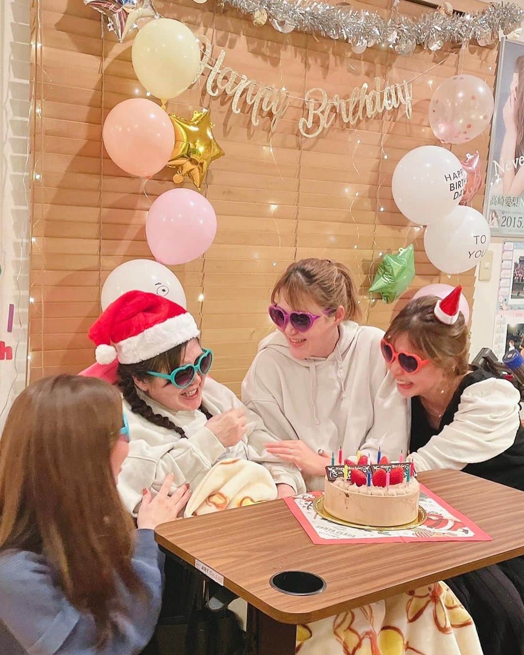 高崎愛梨のインスタグラム：「にぎやか4姉妹❤️笑  #誕生日会 #クリスマス会 #母with娘たち #一生笑ってる #高崎家」