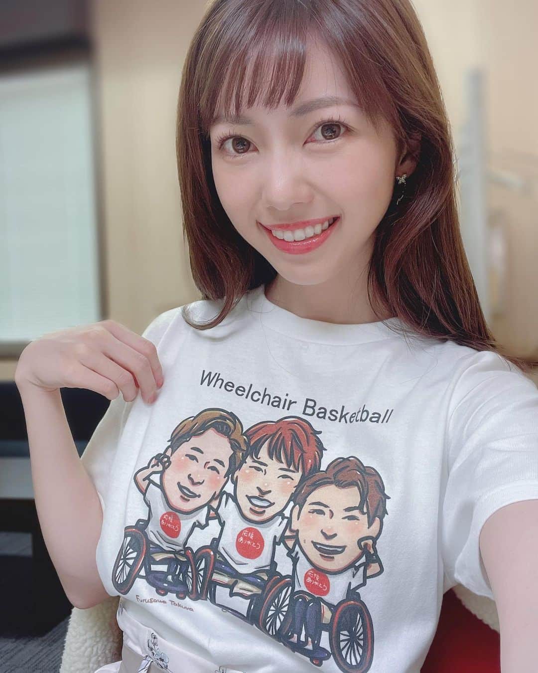 川又智菜美のインスタグラム：「皆さんこんばんは🌙 ⁡ 夜に歩くと手がかじかむ寒さになりましたね❄️ 手袋引っ張り出してこないと🧤 ⁡ さてさて、今日の『週刊テニスNAVI』は ▶︎伊達公子さんが手がける 　ジュニア育成プロジェクト@愛媛 ▶︎WOWOWテニスフェスティバルの模様 などをお届けする予定です🤍 ⁡ そして昨日のテニスフェスティバルに引き続き 私が着ているこちらのTシャツ👕 #パラスポーツ 応援グッズなんです🌈 ⁡ WOWOW所属の #車いすバスケットボール 元日本代表選手、#豊島英 さんが中心となって #車いすバスケ の普及・発展を目指す 【パラスポーツ応援プロジェクト】📣 パラスポーツ応援グッズをを購入して ジュニア選手に車いすをプレゼントしよう！という 素敵なプロジェクトです☺️✨ ⁡ 絵柄が3パターンあるのですが、 タッチがとても可愛い〜😍 詳しくは「WOWOW パラスポーツ応援」で 検索してみてください❣️ ⁡ #WOWOW #テニス」