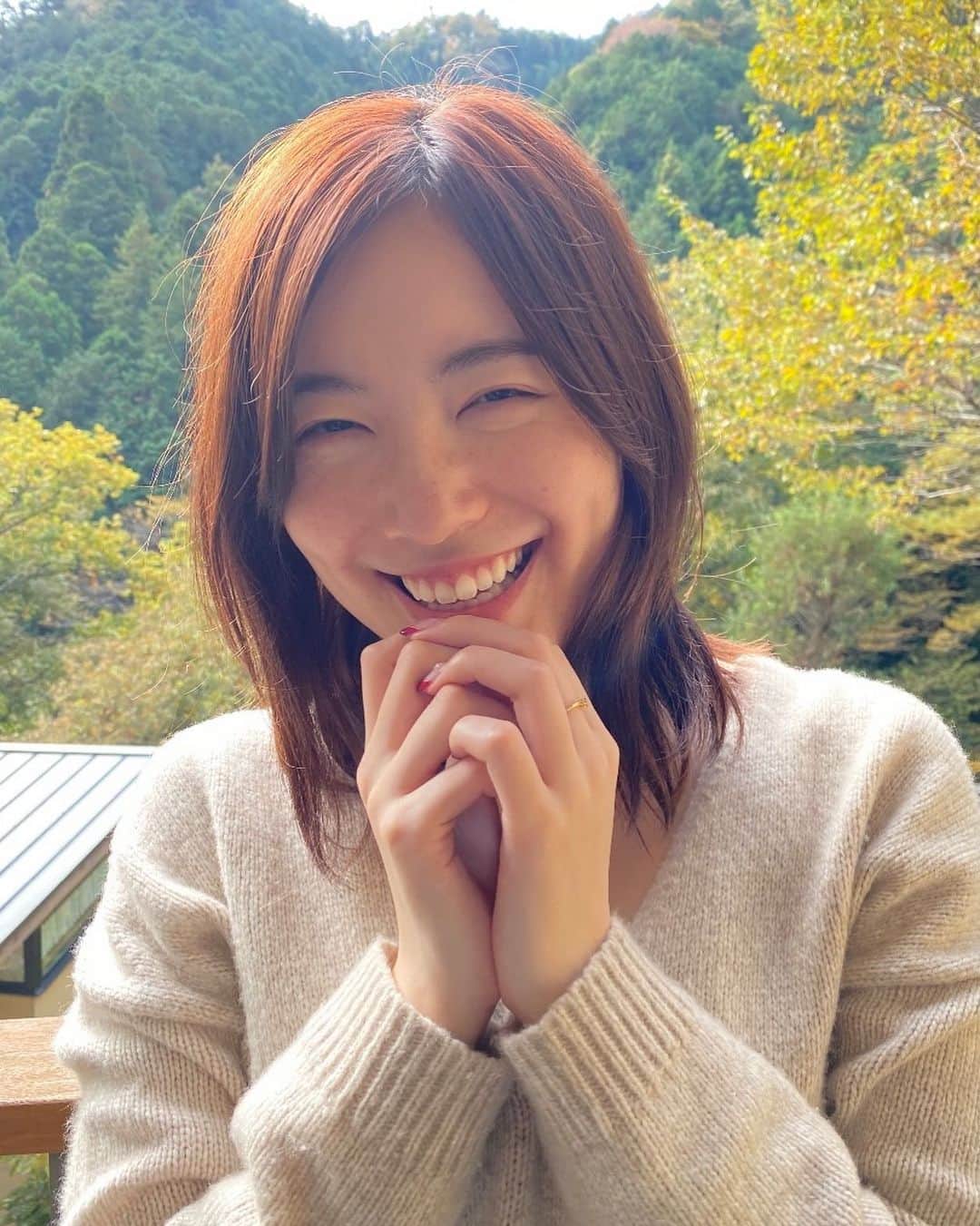 松井珠理奈のインスタグラム：「フォルダ整理してたら2年前くらいの 自然な笑顔見つけた☺️ メイクしてないのかな？薄いね笑💦  #みんなどんな写真が好き ？ #笑顔がメイク  #自然  #緑  #smile」