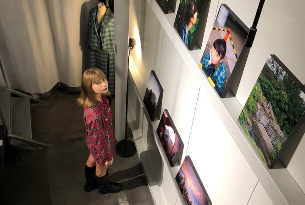 永田レイナのインスタグラム：「ANTI-R写真展【Eyes of R】に ご来場いただいた皆様、ありがとうございました！  たくさんの方に作品をご覧いただき、 皆様と直接お話しできてよかったです。 久しぶりにお会いできた方や、 初めてお会いする方もたくさんいらっしゃいました。 12月の週末、貴重な時間を割いて 会場に足を運んでくださったこと、 心から感謝しています。  今回の写真展は今までのような新作展示ではなく、 これまでウェブサイトで公開してきた【Eyes of R】という 〈全編名古屋ロケ〉をテーマにした作品 (＋未公開カット)の展示だったのですが、 名古屋にお住まいのお客様から 「知っている街とは思えない」 という感想をたくさんいただいて、 いまわたし達が暮らすこの街のことを わたし達なりに表現できて、 それがいろんなかたちで伝わったんだなぁと うれしく思いました。  フォトブックをご購入いただいた皆様は 今回展示しなかった作品や、 わたし達の文章に込められた思いにも 触れていただけるとさらにうれしいです。 (フォトブックはこのあとオンラインでも販売するので 購入しそびれてしまった方はぜひ！)  今回もたくさんの愛をいただき 喜びで胸がいっぱいになりました。 本当にありがとうございました！  会場写真を撮影してくれたのは たけひろくん @takehiro_ishihara 。 いつもありがとう！  そして次のANTI-Rの撮影に向けて 髪型をガラッと変えました。 来春に開催予定の写真展の撮影もゴリゴリ始まってます(笑) 引き続きチェックしていただけると嬉しいです！  #アンチアール #antir  #EyesofR」
