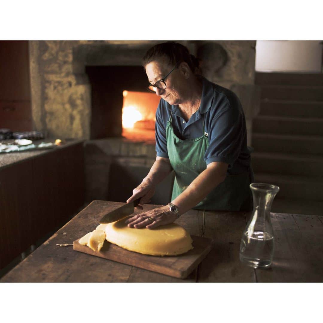 世界のKitchenから公式さんのインスタグラム写真 - (世界のKitchenから公式Instagram)「【ケーキじゃないよ、ポレンタだよ】 ・ イタリア・トスカーナでの出会い。自然農法の農家を営むお家のアンナさんと、一緒に働くチンツィアさん。豆・キャベツ・とうもろこしなど、さまざまな作物が育てられている傍らで、元気で毛並みのきれいな鶏の姿も。 ・ 料理は母や祖母から教わり、やってみながら覚えるというふたり。「伝統的な事は、できるだけ残しておきたいから」と語ってくれました。 ・ この日うかがったのは、とうもろこしの粉をおかゆ状に炊いた家庭料理、ポレンタの使い道。炊きたてはとろとろですが、冷やすと翌日はケーキのような塊に。これをスライスして、油で揚げるのです。 ・ 薄く切りすぎると揚げる時に崩れてしまったり、揚げにくいので「１cmが大事なの」というアンナさん。ただ「私は切るの苦手だから」と、チンツィアさんにすかさずバトンタッチ。 ・ 仕上げは、トマトソースやソーセージの肉をのせて完成。家族や親戚や友人、農場で働く人も。みんなで食卓を囲んで「いただきます！」 ・ さらなるエピソードは、ブランドサイトの「旅の取材記」で。 ・ おっと！ポレンタをヒントにした「小さなごちそう コーンポタージュ」も、季節限定で発売中ですよ。お忘れなく。 ・ Photo by Yoko Takahashi ・ #世界のkitchenから #世界のキッチンから #世界の旅 #食と暮らし #旅 #キッチン #世界 #イタリア #トスカーナ #Italy #Tuscany #料理 #レシピ #recipe #コーンポタージュ #コンポタ #ポレンタ #あたたかい #手作り #想い #台所 #おいしい世界 #お家の時間 #家の時間 #高橋ヨーコ #yokotakahashi」12月13日 20時00分 - sekai_kitchen
