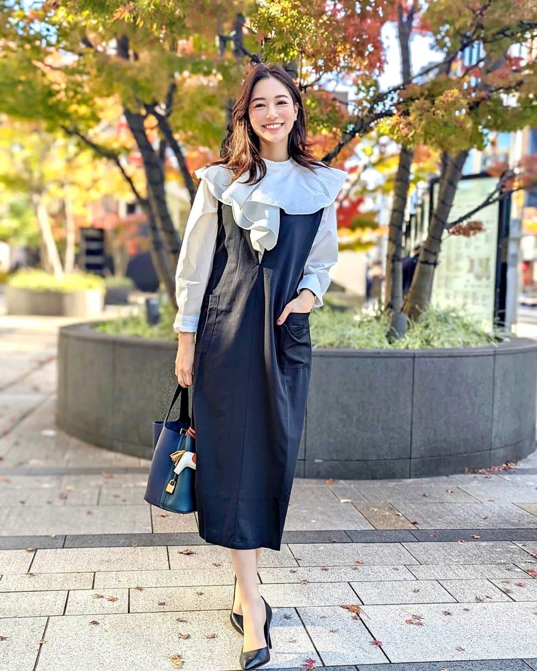 石井里奈さんのインスタグラム写真 - (石井里奈Instagram)「こんばんは❤️ . 今日も @nostalgia_jp コーデ❤️ 土夜に投稿した前後2WAYフリルケープシャツにキーネックレイヤードワンピースを合わせてみました💕✨ . このワンピースもオールシーズン着られる今時ワンピ👏✨ ポケットもついてて可愛いよ❤️ これも今日までスペシャルプライスで買えちゃいます🙆‍♀️ . tops... @nostalgia_jp  dress... @nostalgia_jp  shoes... @charleskeith_jp  bag... @hermes  hat... @ca4la_official  . @rillee_on でソニックフィット行ったあとだったので横顔が綺麗に✨ たるみのリフトアップはおうちケアとサロンケアできちんと❣️ @douce___0203 でボディエステも定期的に通ってるおかげで膨らはぎのむくみ悩みも減りました✌️ 今日もお疲れ様でした❤️ . #nostalgiajp #ノスタルジア #りなまるコーデ #プチプラコーデ #プチプラ #大人女子コーデ #大人女子 #春服コーデ #冬服コーデ #小顔 #ソニックフィット #横顔 #痩身 #美脚 #むくみ解消 #charlesandkeith #hermes #エルメス #ピコタン #ca4la #ベレー帽 #着回し #着回しコーデ #セール #sale #セール情報 #紅葉 #フリルブラウス #フリル #ファッション通販」12月13日 20時06分 - ri7tin1025
