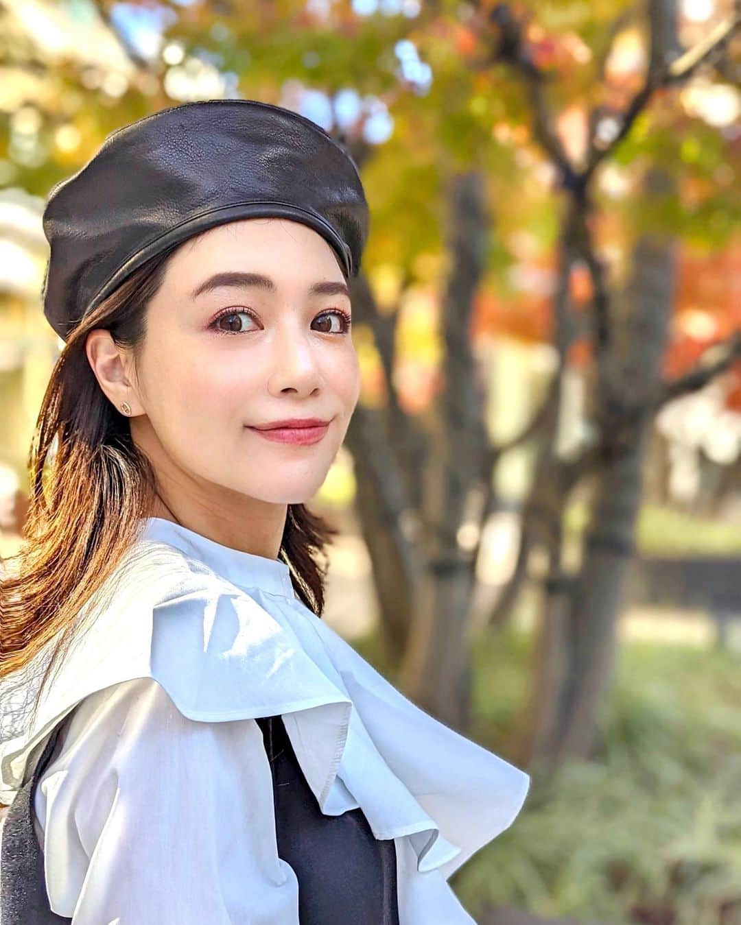石井里奈さんのインスタグラム写真 - (石井里奈Instagram)「こんばんは❤️ . 今日も @nostalgia_jp コーデ❤️ 土夜に投稿した前後2WAYフリルケープシャツにキーネックレイヤードワンピースを合わせてみました💕✨ . このワンピースもオールシーズン着られる今時ワンピ👏✨ ポケットもついてて可愛いよ❤️ これも今日までスペシャルプライスで買えちゃいます🙆‍♀️ . tops... @nostalgia_jp  dress... @nostalgia_jp  shoes... @charleskeith_jp  bag... @hermes  hat... @ca4la_official  . @rillee_on でソニックフィット行ったあとだったので横顔が綺麗に✨ たるみのリフトアップはおうちケアとサロンケアできちんと❣️ @douce___0203 でボディエステも定期的に通ってるおかげで膨らはぎのむくみ悩みも減りました✌️ 今日もお疲れ様でした❤️ . #nostalgiajp #ノスタルジア #りなまるコーデ #プチプラコーデ #プチプラ #大人女子コーデ #大人女子 #春服コーデ #冬服コーデ #小顔 #ソニックフィット #横顔 #痩身 #美脚 #むくみ解消 #charlesandkeith #hermes #エルメス #ピコタン #ca4la #ベレー帽 #着回し #着回しコーデ #セール #sale #セール情報 #紅葉 #フリルブラウス #フリル #ファッション通販」12月13日 20時06分 - ri7tin1025