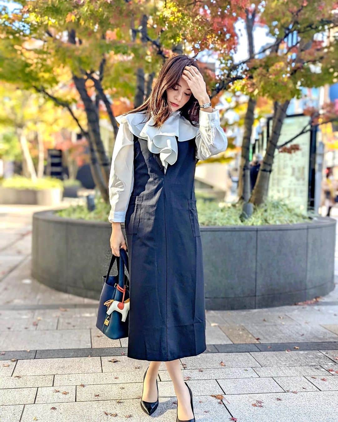 石井里奈さんのインスタグラム写真 - (石井里奈Instagram)「こんばんは❤️ . 今日も @nostalgia_jp コーデ❤️ 土夜に投稿した前後2WAYフリルケープシャツにキーネックレイヤードワンピースを合わせてみました💕✨ . このワンピースもオールシーズン着られる今時ワンピ👏✨ ポケットもついてて可愛いよ❤️ これも今日までスペシャルプライスで買えちゃいます🙆‍♀️ . tops... @nostalgia_jp  dress... @nostalgia_jp  shoes... @charleskeith_jp  bag... @hermes  hat... @ca4la_official  . @rillee_on でソニックフィット行ったあとだったので横顔が綺麗に✨ たるみのリフトアップはおうちケアとサロンケアできちんと❣️ @douce___0203 でボディエステも定期的に通ってるおかげで膨らはぎのむくみ悩みも減りました✌️ 今日もお疲れ様でした❤️ . #nostalgiajp #ノスタルジア #りなまるコーデ #プチプラコーデ #プチプラ #大人女子コーデ #大人女子 #春服コーデ #冬服コーデ #小顔 #ソニックフィット #横顔 #痩身 #美脚 #むくみ解消 #charlesandkeith #hermes #エルメス #ピコタン #ca4la #ベレー帽 #着回し #着回しコーデ #セール #sale #セール情報 #紅葉 #フリルブラウス #フリル #ファッション通販」12月13日 20時06分 - ri7tin1025