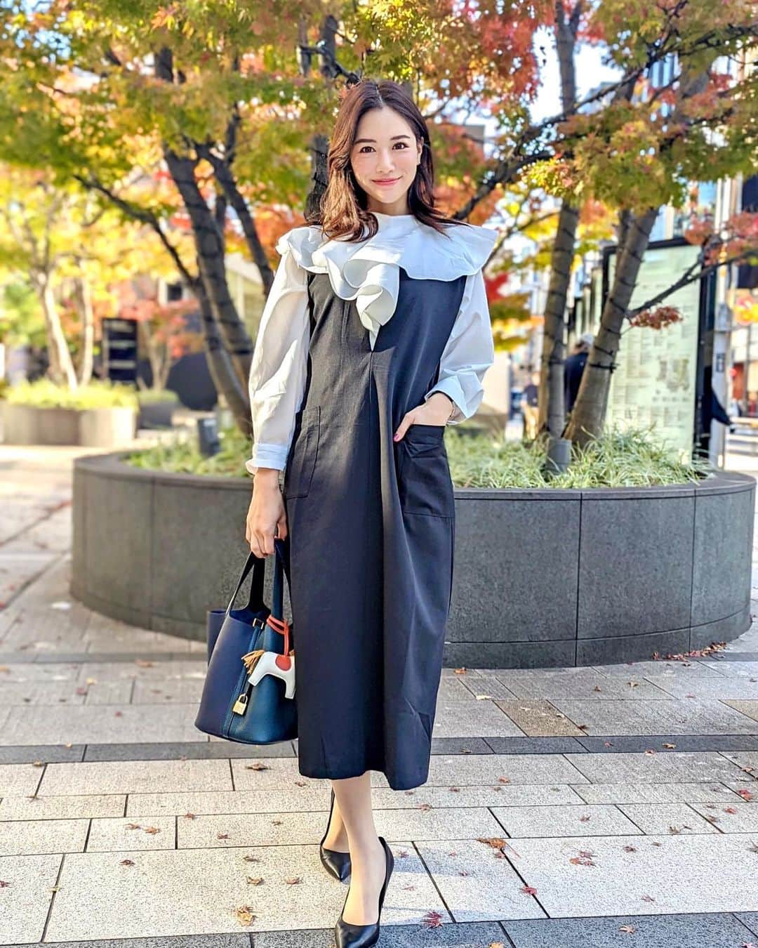 石井里奈さんのインスタグラム写真 - (石井里奈Instagram)「こんばんは❤️ . 今日も @nostalgia_jp コーデ❤️ 土夜に投稿した前後2WAYフリルケープシャツにキーネックレイヤードワンピースを合わせてみました💕✨ . このワンピースもオールシーズン着られる今時ワンピ👏✨ ポケットもついてて可愛いよ❤️ これも今日までスペシャルプライスで買えちゃいます🙆‍♀️ . tops... @nostalgia_jp  dress... @nostalgia_jp  shoes... @charleskeith_jp  bag... @hermes  hat... @ca4la_official  . @rillee_on でソニックフィット行ったあとだったので横顔が綺麗に✨ たるみのリフトアップはおうちケアとサロンケアできちんと❣️ @douce___0203 でボディエステも定期的に通ってるおかげで膨らはぎのむくみ悩みも減りました✌️ 今日もお疲れ様でした❤️ . #nostalgiajp #ノスタルジア #りなまるコーデ #プチプラコーデ #プチプラ #大人女子コーデ #大人女子 #春服コーデ #冬服コーデ #小顔 #ソニックフィット #横顔 #痩身 #美脚 #むくみ解消 #charlesandkeith #hermes #エルメス #ピコタン #ca4la #ベレー帽 #着回し #着回しコーデ #セール #sale #セール情報 #紅葉 #フリルブラウス #フリル #ファッション通販」12月13日 20時06分 - ri7tin1025