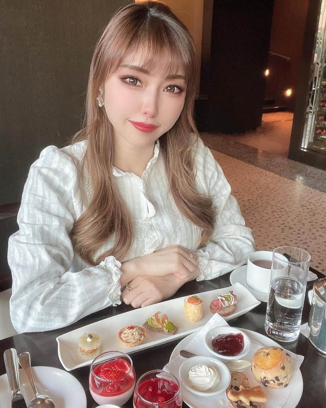 のインスタグラム：「. 🧁🧁🧁 ・ アフヌン☕️💭 1年ぶりに @ayumixx__ に会った👭💖 ・ ・ ・ #グランドハイアット東京  #アフタヌーンティー  #六本木」