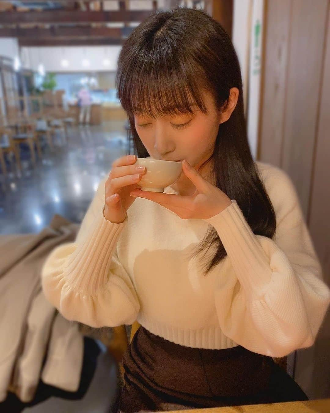 川上千尋さんのインスタグラム写真 - (川上千尋Instagram)「いい雰囲気のお店で飲んだ お茶の美味しさにびびるわたし😳  #中村藤吉本店 #京都カフェ  #お茶 #3枚めに関しては #ちょっと半目」12月13日 20時23分 - this_chihhi