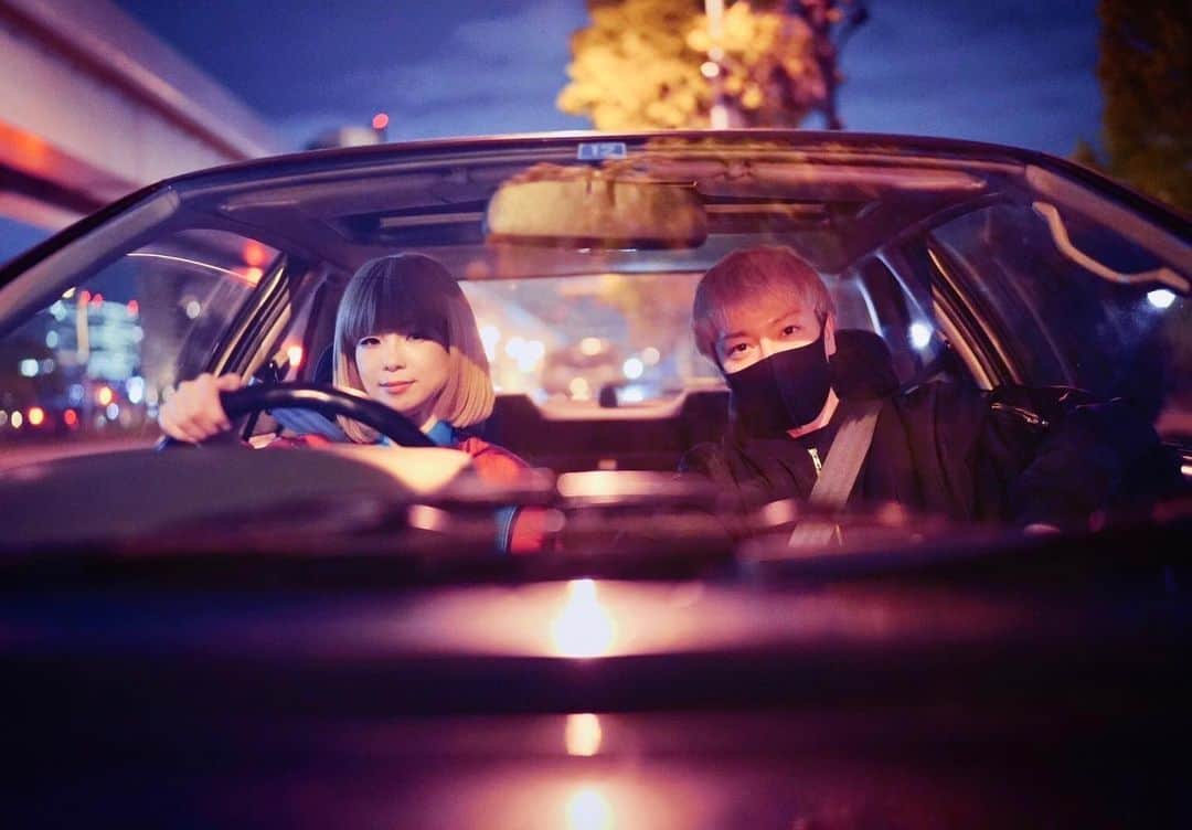 こしじまとしこのインスタグラム：「🎬 ひかりのディスコMVの中田ヤスタカ監督とのオフショット。 撮影は全て中田監督がカメラをまわしていました😳 中田くんが見ていた視点を感じながら、ひかりのディスコMVを改めて見てみてね！ #ひかりのディスコ #CAPSULE」