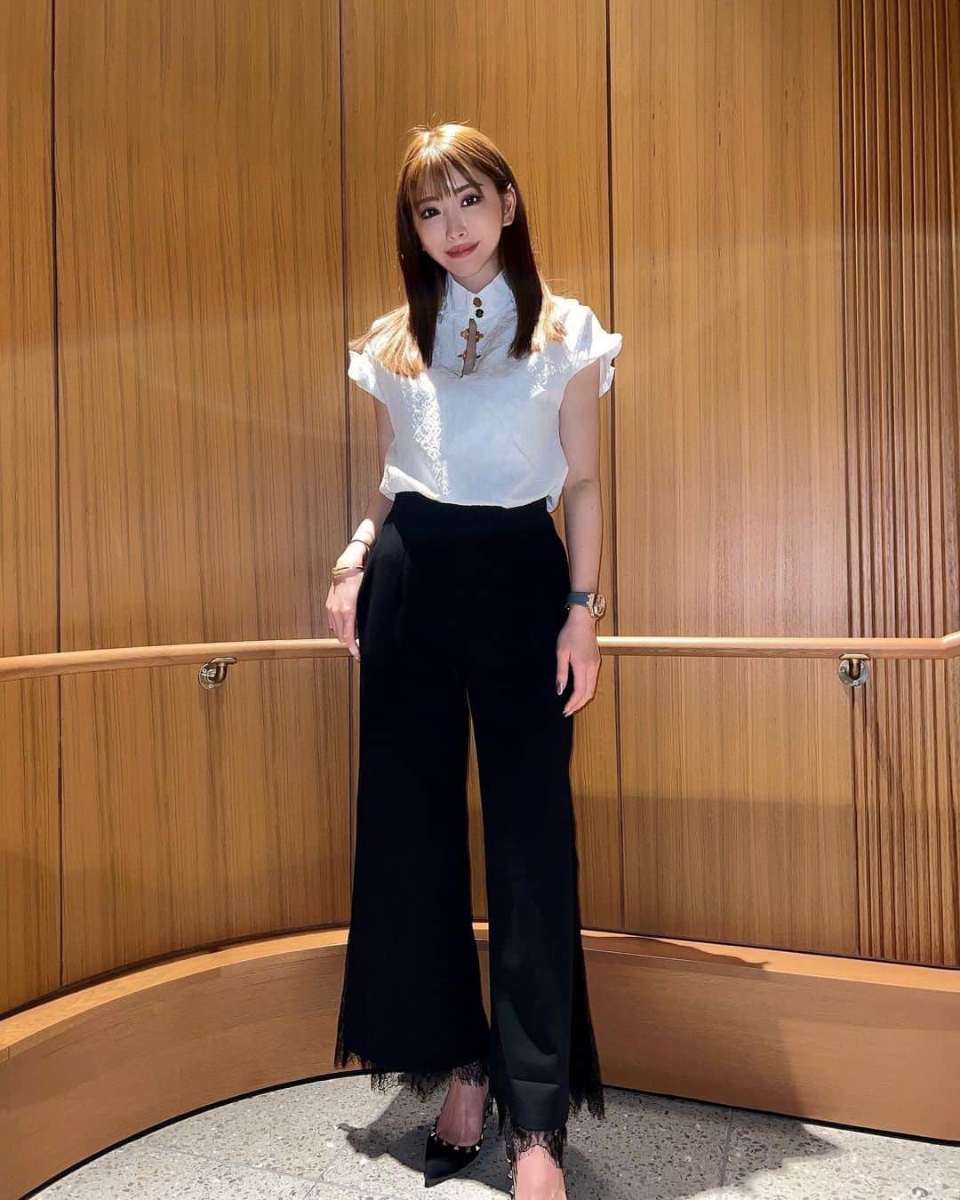 南杏奈のインスタグラム：「@louisvuitton  一目惚れしたブラウスは 今もお気に入り💕  @duras_official  シルエットが綺麗なワイドパンツ😌💓 レースのスリットも おしゃれでかわいいの😍  #私服 #デュラス #レース #ロングパンツ #ワイドパンツ #脚長効果 #美脚 #今日のコーデ #ファッション #コーデ記録 #おしゃれさんと繋がりたい #duras_style #ootdfashion #duras #lace #longpants #widepants #japanesegirl #photo_jpn #japan_of_insta #instafashion #fashionista #womensfashion #louisvuitton #louisvuittonlover」