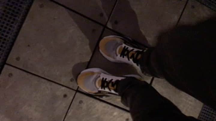 ジェイミー・ヘクターのインスタグラム：「Was about to create a masterpiece, but  then here comes the little interrupting feet.」