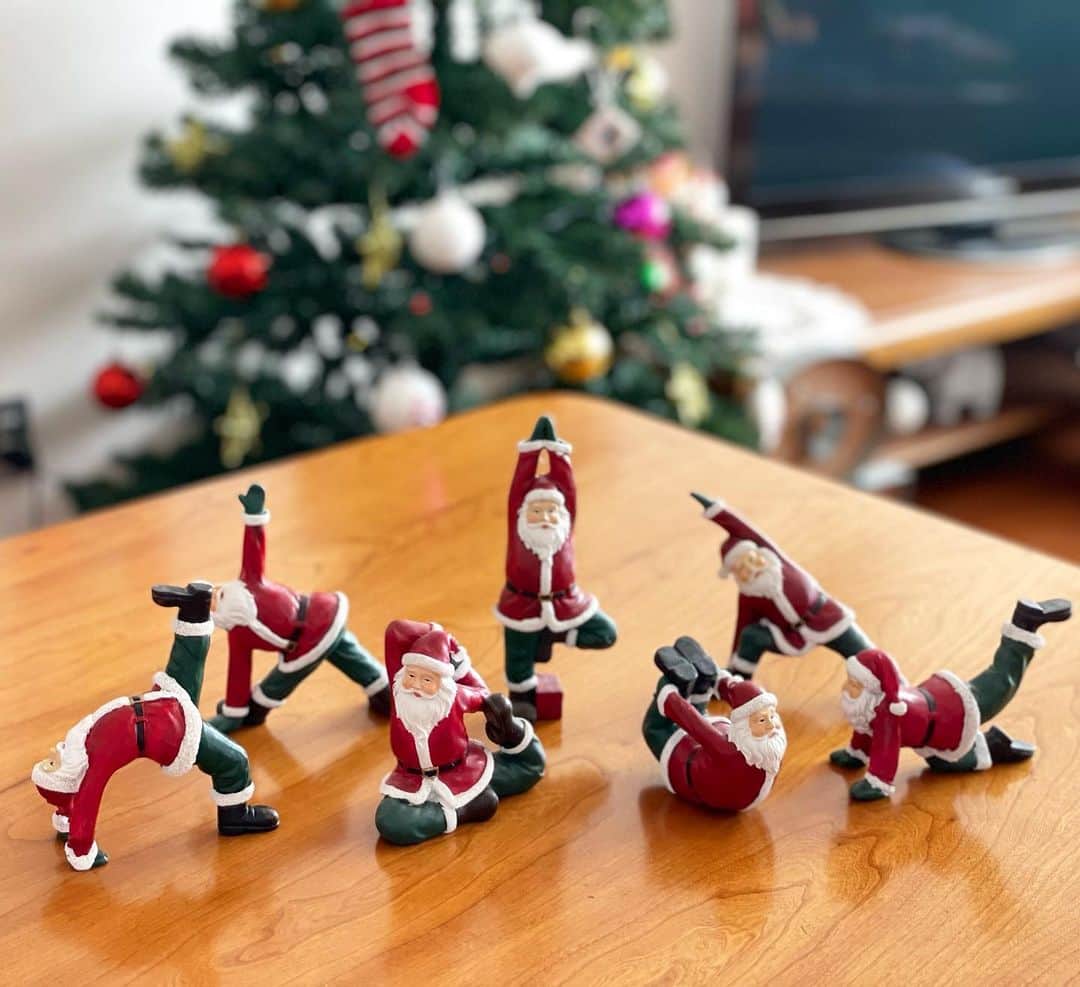 田中律子さんのインスタグラム写真 - (田中律子Instagram)「毎年、ヨガサンタ🎅をプレゼント🎁してくれる、大好きなけーちゃん　@kaycoyamag   今年は、ブリッジの片足上げ👣サンタさんいただきました🎄  エーカパーダ・ ウールドヴァ・ ダヌラーサナ　これ、練習しよ🤣  写真1枚目の1番左手のサンタさんです❤️もう7人のサンタさんが集まりました✨毎年1人ずつ増えて、クリスマスの季節に飾るのが楽しみ😍こんな素敵なプレゼント、毎年ありがとう❤️🎄🎁  #christmas  #present  #yoga #yogasanta  #エーカパーダウールドヴァダヌラアーサナ #毎年の楽しみ  #いつもありがとう」12月13日 11時42分 - ri2kotanaka