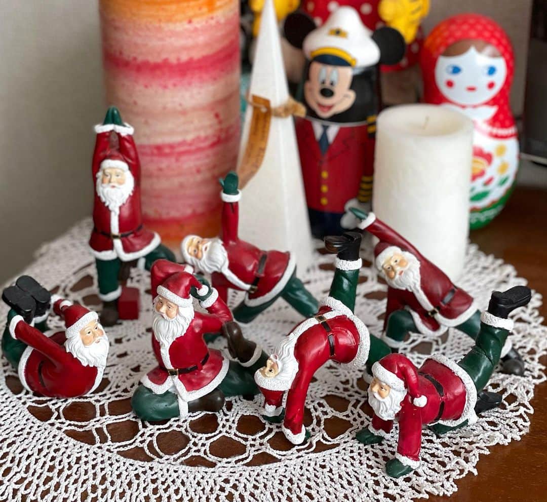 田中律子さんのインスタグラム写真 - (田中律子Instagram)「毎年、ヨガサンタ🎅をプレゼント🎁してくれる、大好きなけーちゃん　@kaycoyamag   今年は、ブリッジの片足上げ👣サンタさんいただきました🎄  エーカパーダ・ ウールドヴァ・ ダヌラーサナ　これ、練習しよ🤣  写真1枚目の1番左手のサンタさんです❤️もう7人のサンタさんが集まりました✨毎年1人ずつ増えて、クリスマスの季節に飾るのが楽しみ😍こんな素敵なプレゼント、毎年ありがとう❤️🎄🎁  #christmas  #present  #yoga #yogasanta  #エーカパーダウールドヴァダヌラアーサナ #毎年の楽しみ  #いつもありがとう」12月13日 11時42分 - ri2kotanaka