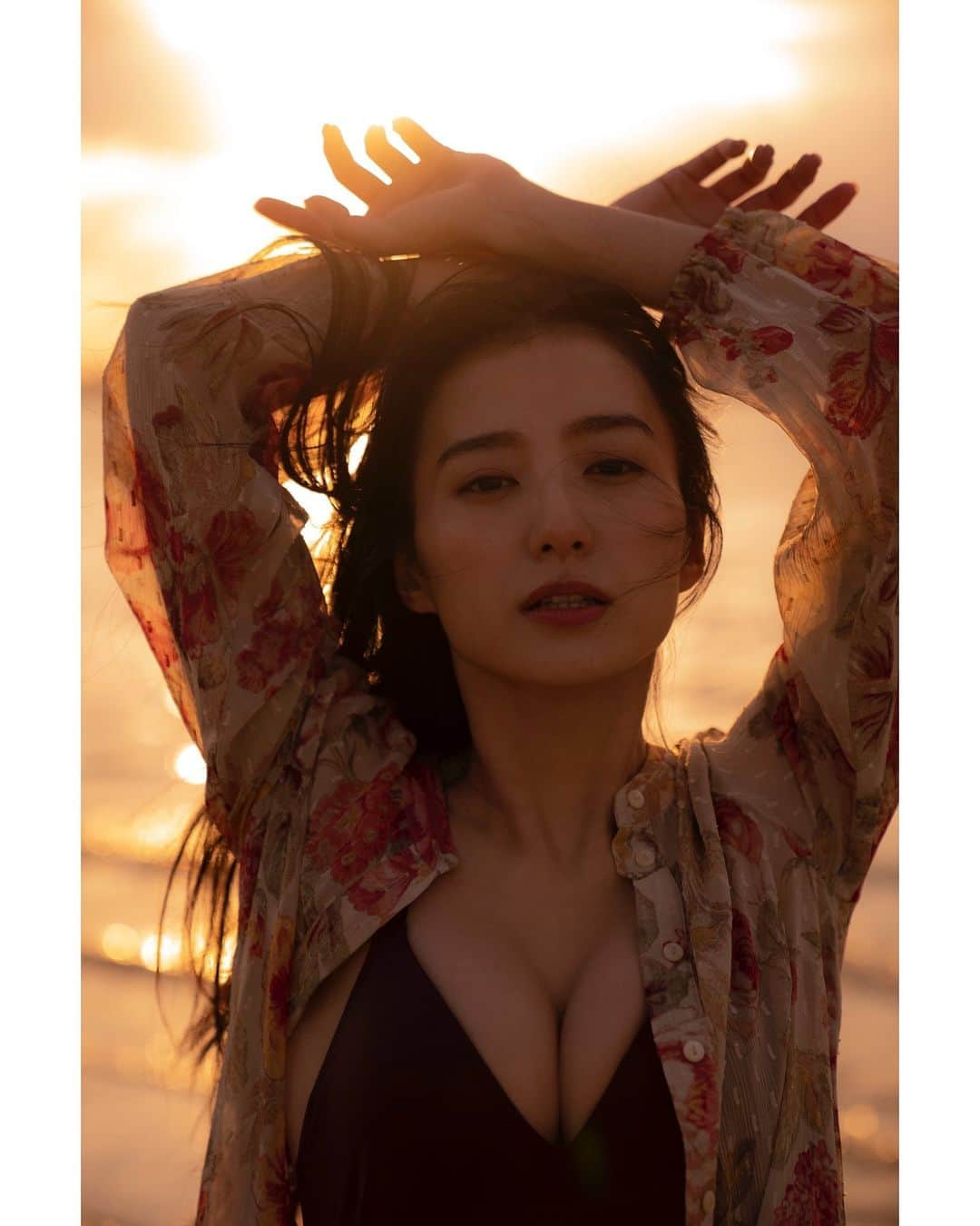 高田里穂さんのインスタグラム写真 - (高田里穂Instagram)「本日発売『週刊プレイボーイ』no.52  沖縄で撮影したものの第一弾が掲載されています🌺  前回と同じく中村和孝さんに撮影して頂きました。 自分が持っている以上の魅力を引き出して下さる、最高なスタッフの皆様との撮影は、心から幸せな時間です！  そして43分に渡るDVDには、こんなにさらけ出していいの？ってくらい、素の自分を映していただきました🤭  他にもホリエモンさんとの対談や、 グラジャパアワード受賞や、裏表紙など 今週号は隅々にもチェックしてもらえると嬉しいです！  撮影／ #中村和孝 さん スタイリング／ #牧野香子 さん ヘア＆メイク／ #田中陽子 さん  #週刊プレイボーイ #週プレ #サンセットビーチ」12月13日 11時58分 - riho__takada