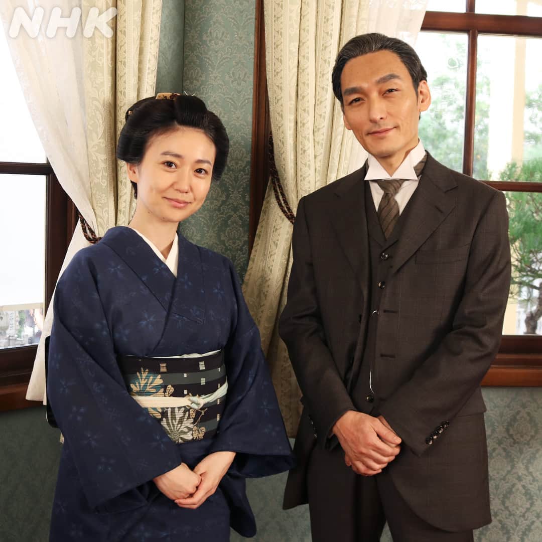 のインスタグラム：「慶喜が渋沢邸を訪れ写真を撮るシーンで、草彅剛さんと大島優子さんをパチリ。  このシーンでは、篤二の子どもたちがバンバンとおもちゃの鉄砲で遊んでいたのですが、草彅さんもつられて、バンバンと言いながらスタジオを歩いていました。  #青天を衝け #草彅剛 #大島優子 #青天オフショット」