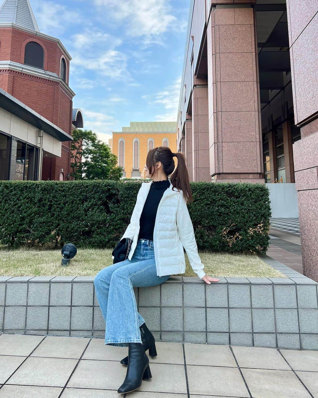 佐野真彩さんのインスタグラム写真 - (佐野真彩Instagram)「@tigora_women のハイブリッドパデットジャケットをご紹介👟  【TIGORA ATHLETICS】は様々なスポーツシーンに向けたシリーズ。 このジャケットは中綿がついているので、これからのシーズンでも暖かい⛄️❣️ 着心地もモチモチしていて気持ちよい☺️  UVカット付きで、袖に指をひっかけるところもあるので、手の甲の日焼けも防いでくれます。 再帰反射機能も付いているので、夜のランニングでも安心。  今回はトレーニングウェアとデニムで合わせてみました。 細身のシルエットなので、スポーツシーンにも綺麗めにも合わせやすいです。（お値段も1万円しない😆✨）  ぜひチェックしてみてください☺️   #tigora #tigora_women #pr #ティゴラ #スポーツデポ #アルペン　#ジムコーデ　#佐野トレーニングコーデ #ランニングウェア #デニムコーデ　#白ウィンドブレーカー　#ウィンドブレーカーコーデ」12月13日 12時05分 - sano.maya