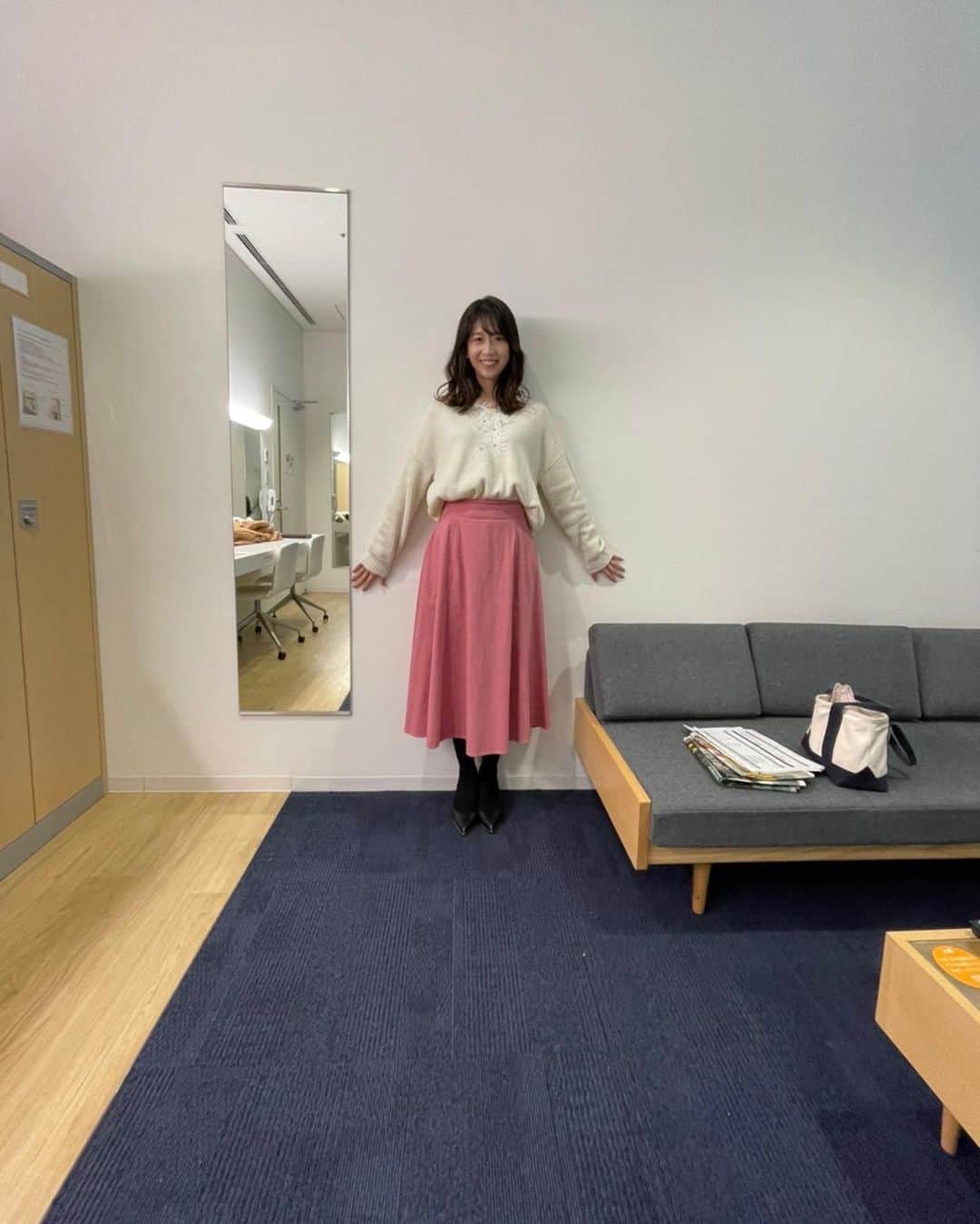 虎谷温子のインスタグラム：「今日の#すまたん　衣装は真っ白なニットでした！壁と同化してるかな？と思ったのですが、そうでもありませんでした🥺 日々の衣装は　@sumatanentame  でご紹介しております👗」
