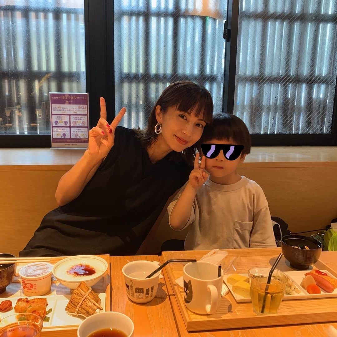 安田美沙子さんのインスタグラム写真 - (安田美沙子Instagram)「いつかの家族旅✨  パパのお誕生日も兼ねて、京都へ。 @goodnaturehotel  は子連れでも過ごしやすくて☺️ @erutan_kyoto のお食事は、京都の食材を味わえて。。。内側から癒される。  何をするでもなく、家族で過ごして笑って、時間のゆっくり流れるのを感じたのでした。。  最近は師走感があるのと、家族揃う時間が全然ない。 揃ったときはニコニコ出来ますように🤍またホテルに泊まりたいな✨  #goodnaturehotel #kyoto #nature @izama_kyoto  #thanks #erutan」12月13日 12時15分 - yasuda_misako