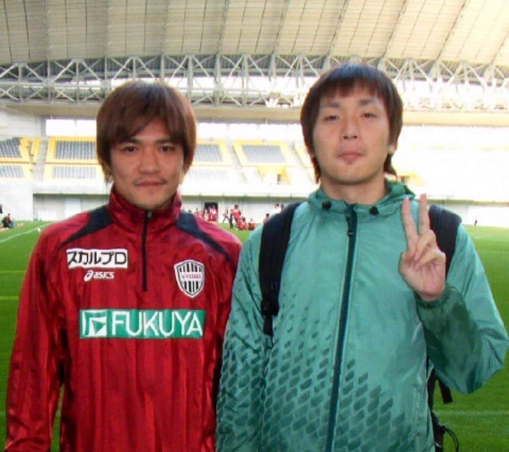 のインスタグラム：「. 憧れすぎている大久保嘉人さん⚽️ 20年間の現役生活、本当にお疲れ様でした。 いつかはこの日が来ると覚悟していたものの、まだ受け止めきれていません。。 嘉人さんの活躍を見ることが人生の楽しみで毎日の活力でした。 本心を言うとまだまだまだまだ引退して欲しくないですが、 楽しく感動の日々をありがとうございました！！！ "大久保嘉人"は、これまでもこれからも一番憧れのスーパーヒーローでスーパーアイドルです😊 将来、子供が生まれたら男の子でも女の子でも絶対に名前は「嘉人」にします！！ 次のステージでの活躍も心から応援しています✨ . #大久保嘉人 #yoshito13」