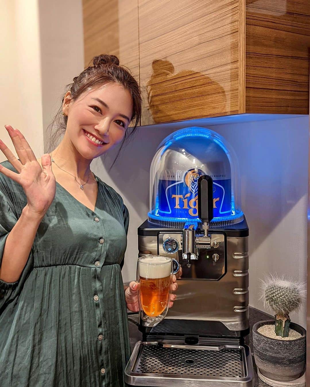 のインスタグラム：「こんにちは🍺💕 . 今日は大好きなビール投稿❤️ . 大好きなビール！おうちでもよく飲むんだけど、おうちでもお店みたいなキンキンに冷えた注ぎたてのビールが飲めたらいいなぁってずっと思ってたんだけど、ついに！その夢が叶いましたっ🥺👏✨ . ジャーン✨ 🍺BLADE！！！🍺 . 省スペース設計でおうちにもおける本格的ビールサーバー✨ 複雑な準備不要で、簡単にフレッシュなビールが楽しめちゃうの👍🧡 . 8Lの樽一つで24杯分！内部は常時2度に設定されてるからいつでも冷たいビールが飲めちゃうんだ☺️❤️✨ . 仕事終わりに家に帰ってきてお疲れビールが最高の味に☺️☺️ 友達が遊びにきてもホームパーティーでも盛り上がること間違いなし❣️ . ビール好きな方、必見です❣️ 樽も世界の有名なプレミアムビール4種類から選べちゃうよ🍺 . ぜひチェックしてみてね😚💗 . #bladejapan #beer #beerstagram #beerlover #beergeek #ビール #ビール女子 #ビールサーバー #おうちバー #おうち時間 #ホームパーティー #homeparty #beergirl #ビール好き #ビール好きな人と繋がりたい #ホムパ #鍋パ #クリパ #クリスマスパーティー #パーティー #おうちごはんlover #おうちごはん #おうち居酒屋 #仕事終わり #仕事終わりの一杯 #ビール部 #クラフトビール #ご当地ビール #ビール大好き #おだんごヘア」