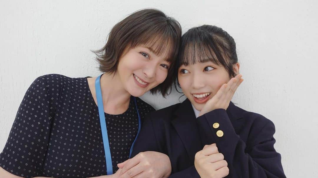 貫地谷しほりのインスタグラム：「やばい。 最終回放送までカウントダウンが 始まってしまった。。 今日は月曜日、、 土曜日まであと５日、、 きゃーーーーーーーーー ざびじいねー((((；ﾟДﾟ))))))) 写真は奈子ちゃんと。 20歳だって。ピチピチ。 礼儀正しくてとても素敵。 生徒たちみんな本当可愛い(*´-`) #土ドラ #顔だけ先生 #矢吹奈子」
