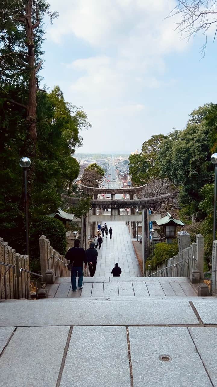 ToriChyanChannelのインスタグラム：「Невероятный вид на город из храма в Фукуцу, префектура Фукуока.  Вдали виднеется океан 🌊   #fukutsu #福津」
