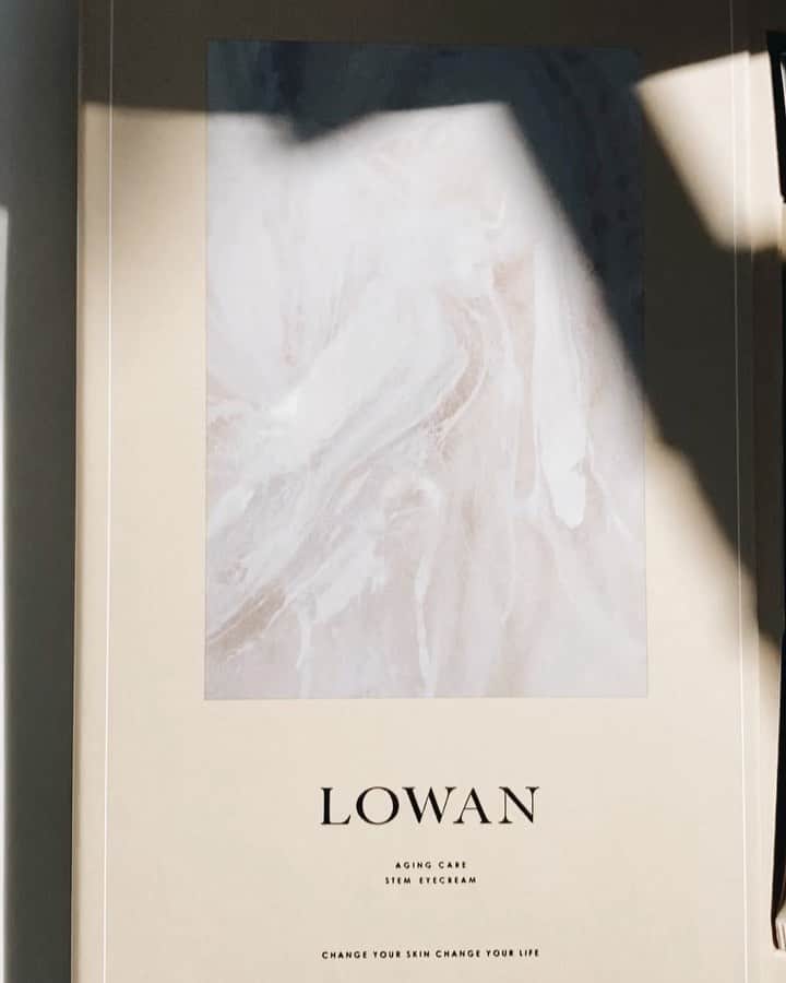 安藤沙耶香のインスタグラム：「人生お初のアイクリーム @lowan.official   素敵すぎるビジュアルに惹かれて  普通のアイクリームは 手で塗るイメージだったけど こちらはリップグロスみたいに そのままダイレクトに塗るタイプ  塗り口が振動するから マッサージ効果もあるみたい☻︎  最近寝不足と乾燥でクマやシワが気になり出したから いよいよアイクリームに手を伸ばしてみたのだけれど‥ あまりに伸びが良すぎて 顔全体に使ってしまってる😂  目の周りと 法令線には 二重塗りしてます （それでも乾燥する）  年中ニベアのわたしに 誰か美容情報教えてください🙏  #lowan #loman.official #アイクリーム #美容に詳しくなりたいです」