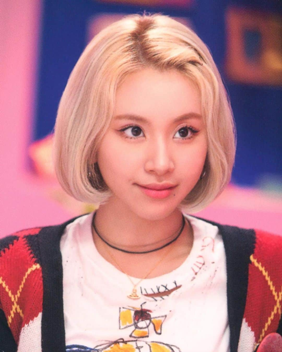 チェヨンのインスタグラム：「TWICE 6th Anniversary HAPPY TWICE & ONCE DAY! CANDYBONG Z Official toothbrush sterilizer photocard scan #chaeyoung #채영 #twice #트와이스 #prettyrapstarchaeyoung #scientist #formulaoflove  cr.njmsjmdct2」